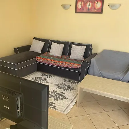 Bright, Central, 1-bed With Pool View Appartamento