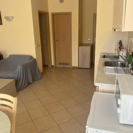 Bright, Central, 1-bed With Pool View Appartamento