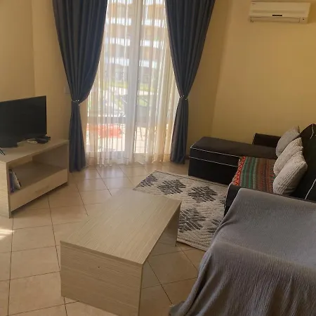 Bright, Central, 1-bed With Pool View Appartamento