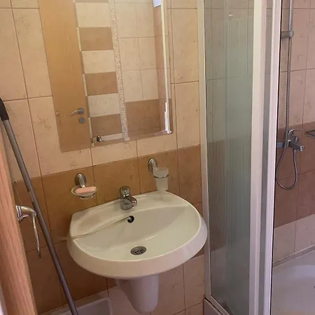 Bright, Central, 1-bed With Pool View Appartamento *